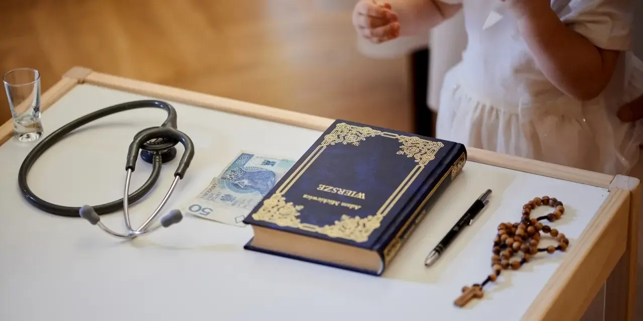 Klucze na roczek: stetoskop, pieniądze, książka, długopis i różaniec. Symbolizują przyszłość dziecka: zdrowie, bogactwo, wiedzę, pracę i wiarę.