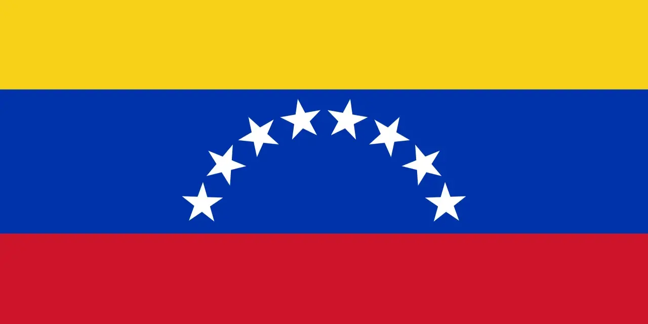 Bandera tricolor con franjas amarilla, azul y roja. En la franja azul, una hilera de estrellas blancas forma un arco. Es una bandera parecida a Francia, pero con estrellas.