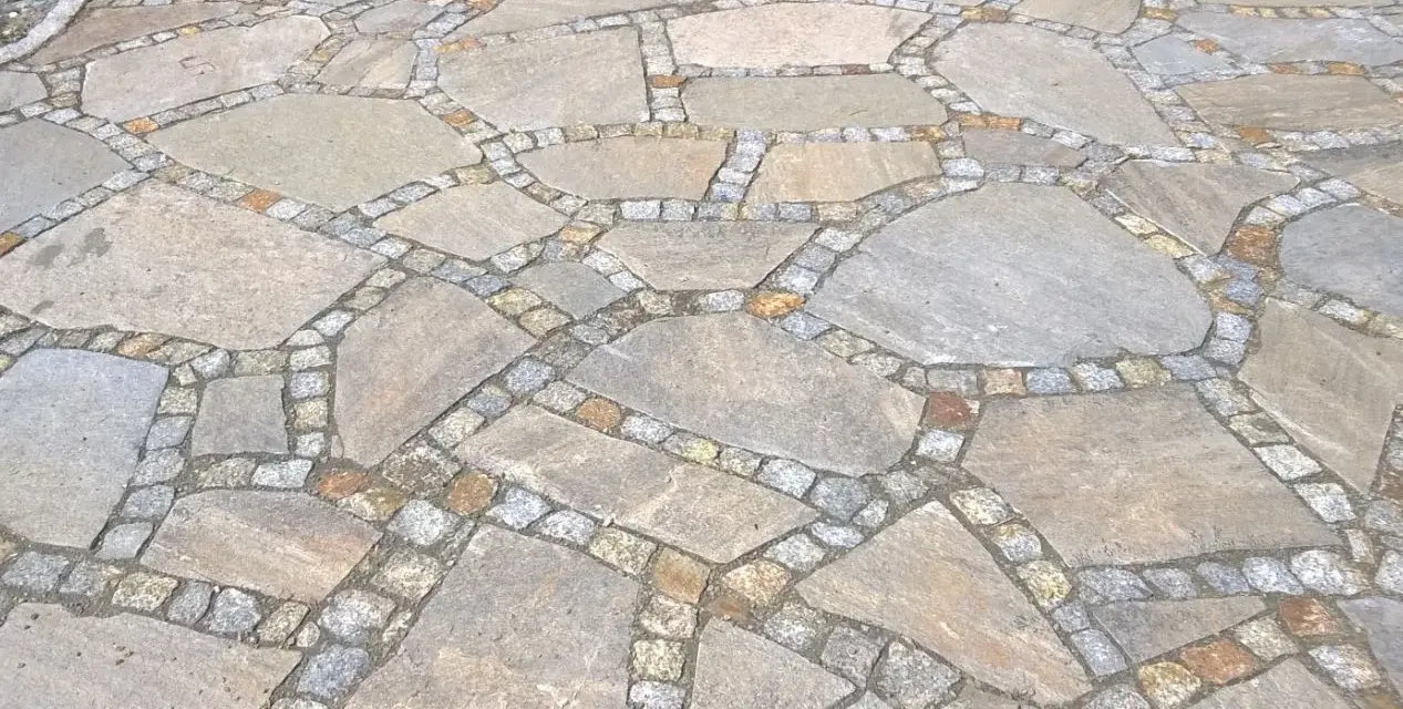 Jaką kostkę granitową na podjazd wybrać, by uniknąć kosztownych błędów?