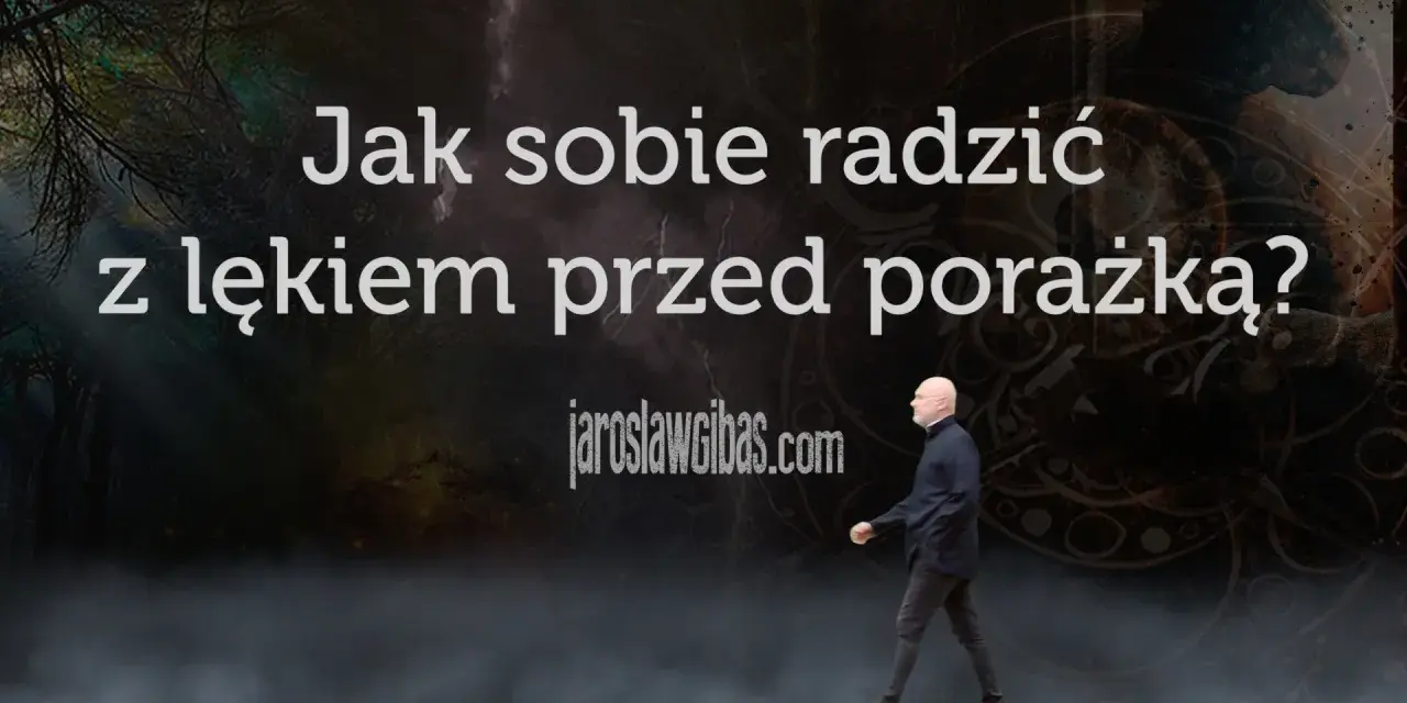 Mężczyzna idzie przez mgłę, pokonując lęk przed porażką. Napis: "Jak sobie radzić z lękiem przed porażką?".