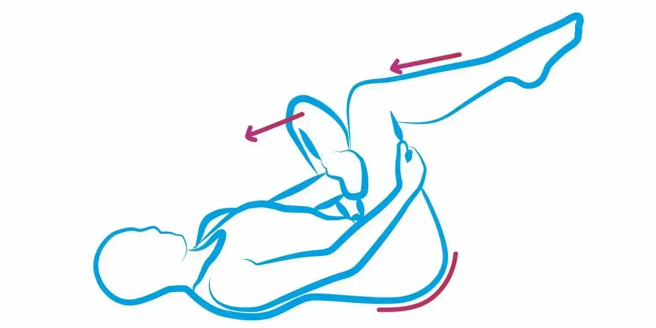 Ilustracja przedstawia badanie objawu Lasegue'a. Osoba leży na plecach, a badający unosi jej wyprostowaną nogę, wywołując napięcie w tylnej części uda.