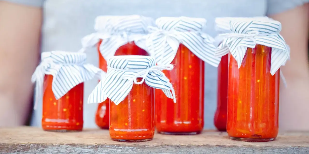 Słoiki z domowym ajwarem, idealnym do kanapek, mięs i jako dodatek do dań. Pytanie: ajvar do czego? Do wszystkiego!