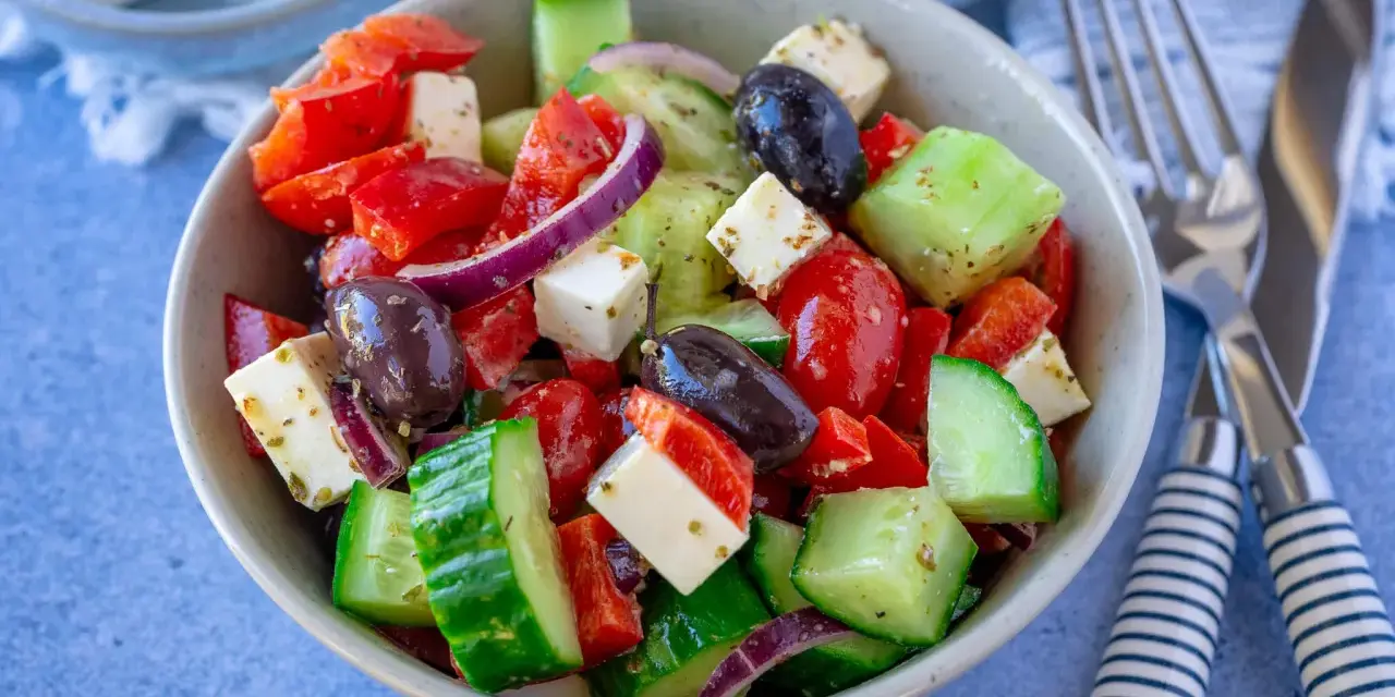 Frischer griechischer Salat mit Tomaten, Gurken, Paprika, roten Zwiebeln, Oliven und Feta – einer der 10 besten Salate für heiße Tage.