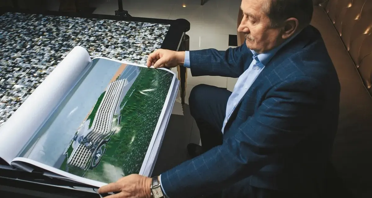 Henryk Gołębiewski, właściciel hoteli, ogląda projekt nowoczesnego hotelu zlokalizowanego nad wodą.