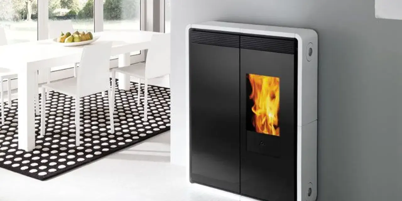 Estufa moderna de calefacción de pellets con llama visible, junto a un comedor minimalista.