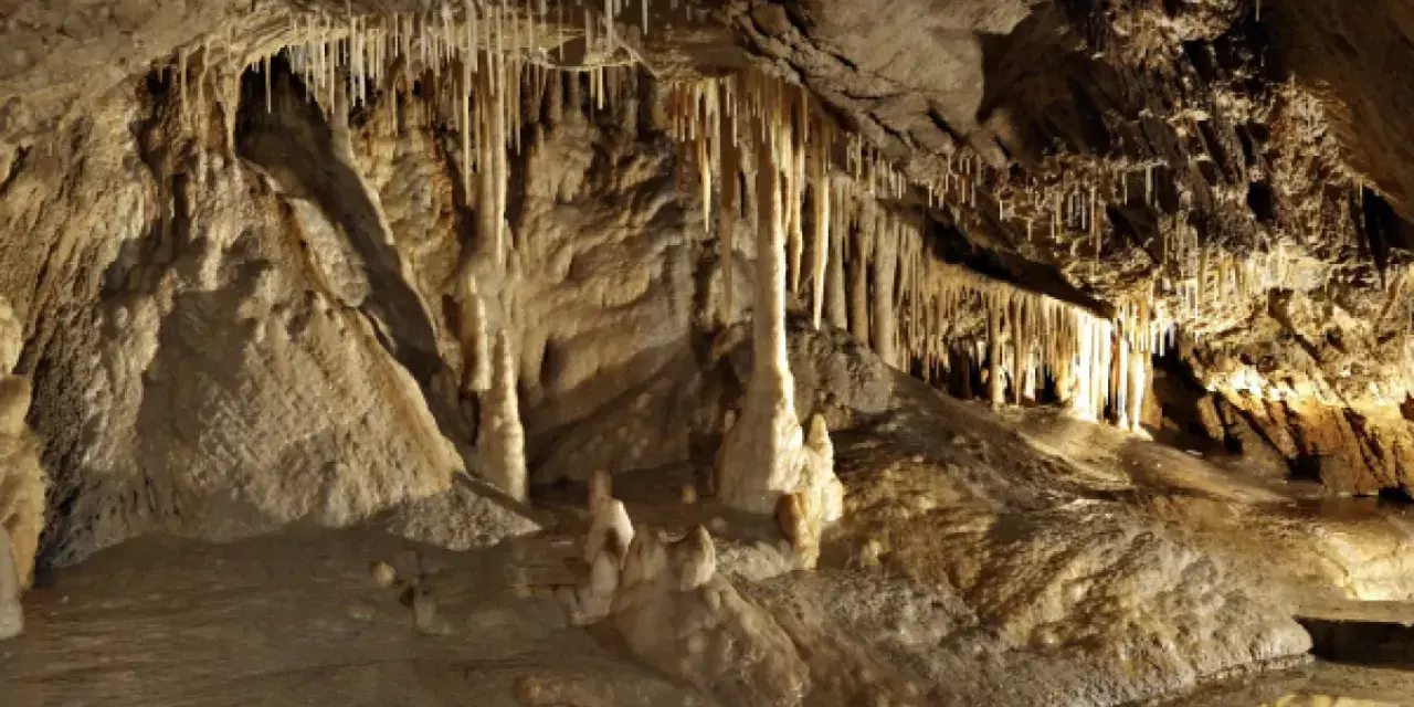 Niezwykłe formacje naciekowe w jaskiniach Dolny Śląsk, stalaktyty i stalagmity tworzą podziemny świat.