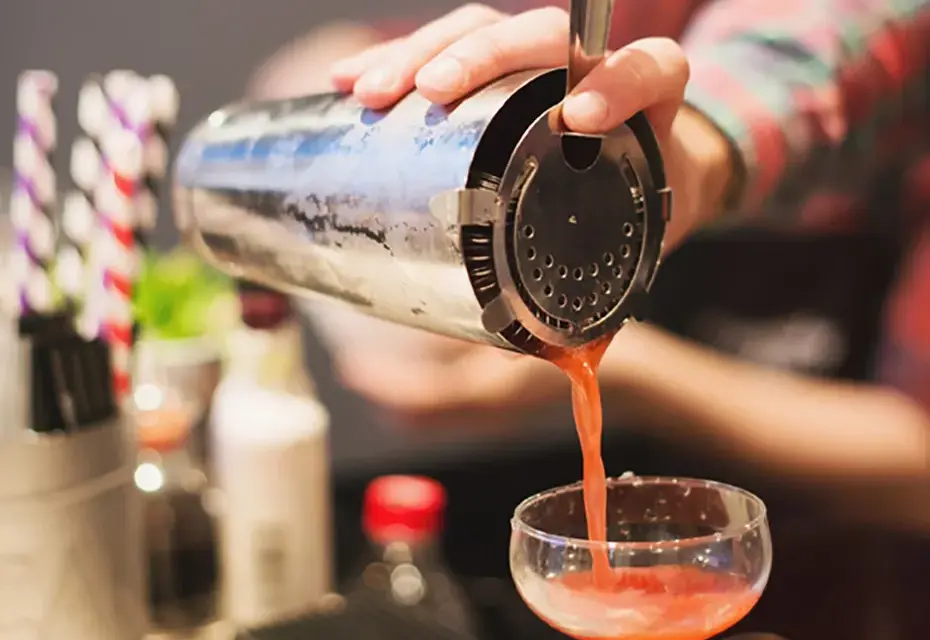 Ile kosztuje barman na wesele? Sprawdź ceny i ukryte koszty