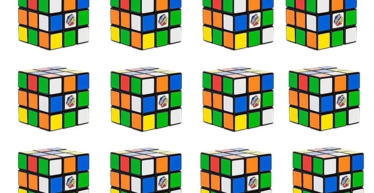 Tolv Rubiks kub-pussel i olika färger, redo för snabb lösning.