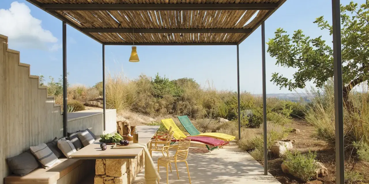 Porches sencillos y bonitos con mesa de piedra, asientos cómodos y tumbonas bajo un techo de madera.