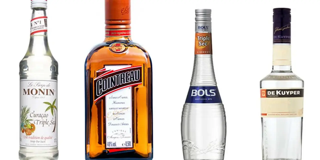 Butelki likierów: Monin Curacao Triple Sec, Cointreau, Bols Triple Sec i De Kuyper. Triple sec to pomarańczowy likier.