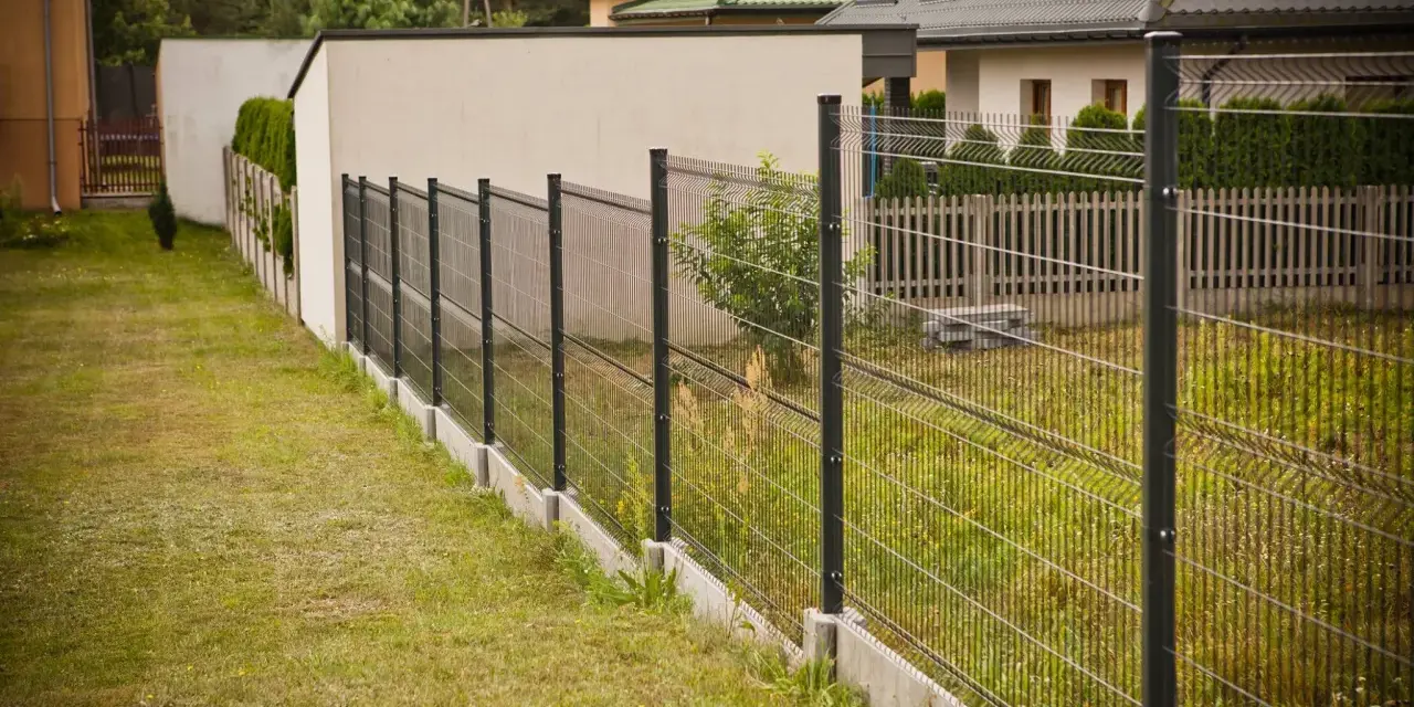 Jak zrobić ogrodzenie na pochyłym terenie – uniknij kosztownych błędów