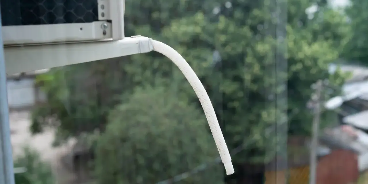 Tubo di scarico del climatizzatore, da cui gocciola acqua. Attenzione, l'acqua del climatizzatore è tossica e può danneggiare le superfici.