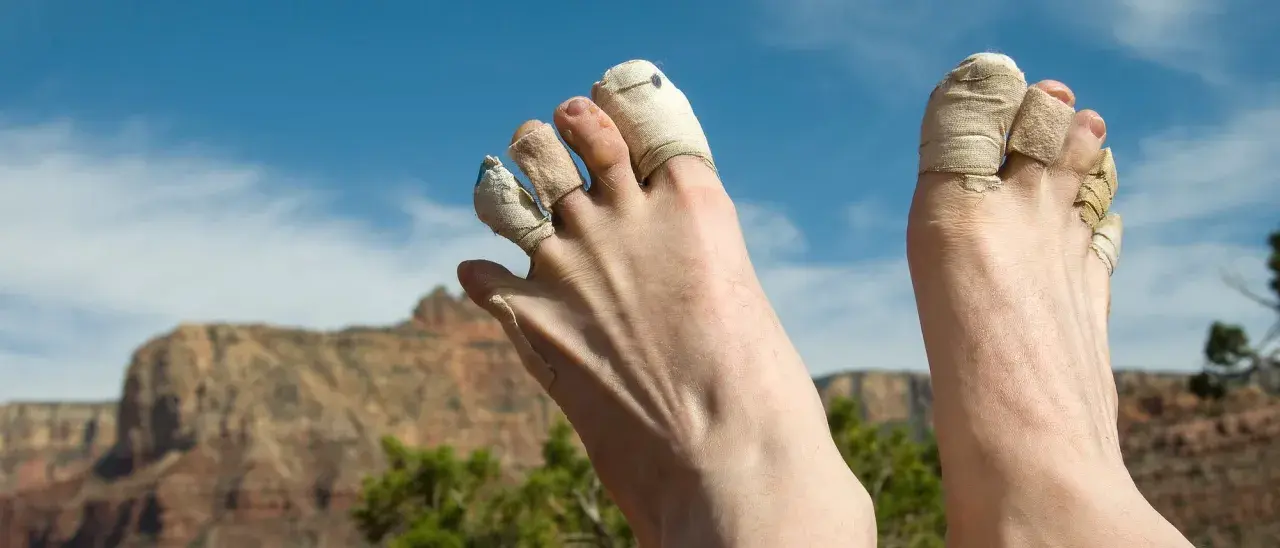 Zehen tapen wandern: Füße mit getapten Zehen ruhen nach einer langen Wanderung im Grand Canyon.