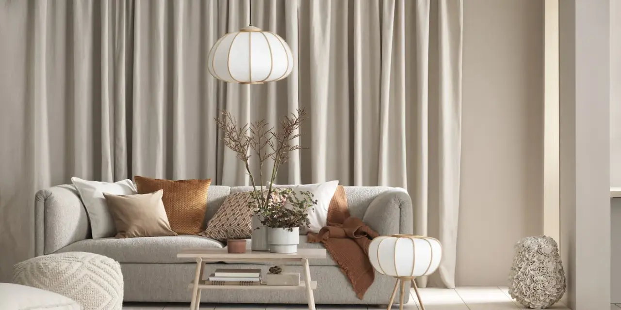 Quelle deco avec canapé gris clair : coussins texturés, plaid ocre, table basse en bois, lampes douces. Ambiance cosy et naturelle.