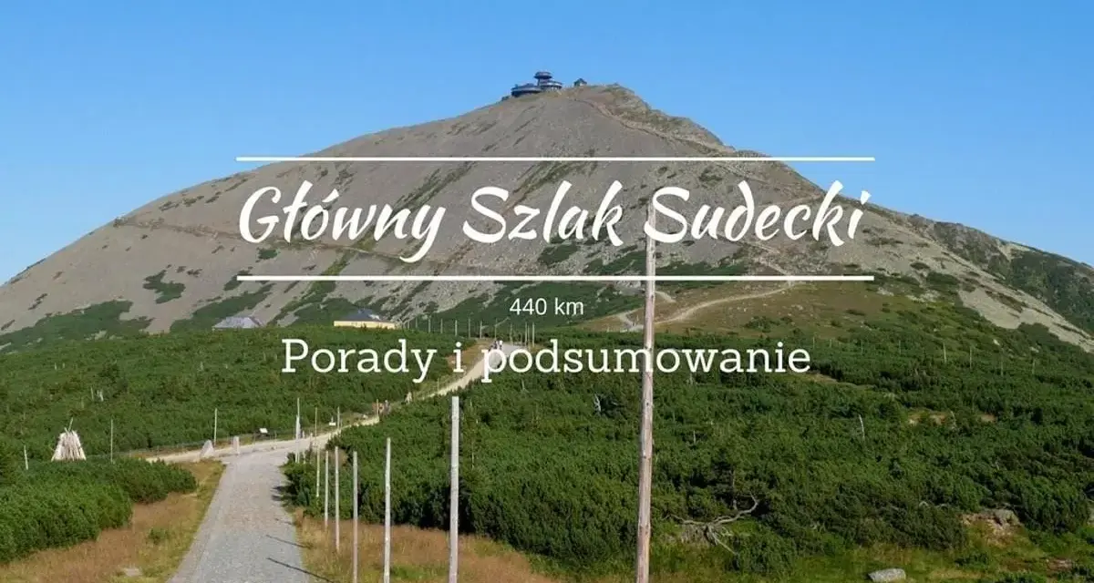 Główny szlak sudecki etapy: Śnieżka wita wędrowców. Długi, kamienisty szlak prowadzi przez zielone zbocza.