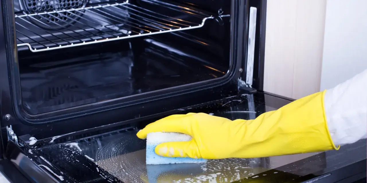 Jak wyczyścić zapieczony piekarnik? Domowe i chemiczne sposoby