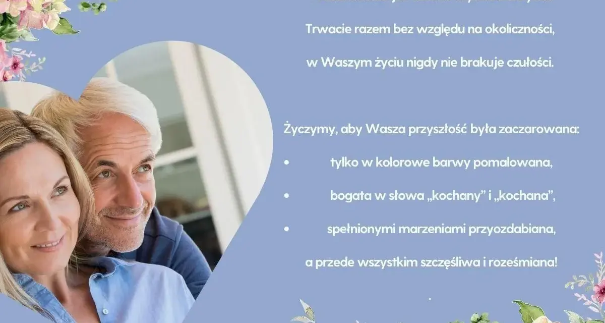 Uśmiechnięta para seniorów na tle kwiatów i tekstu życzeń.