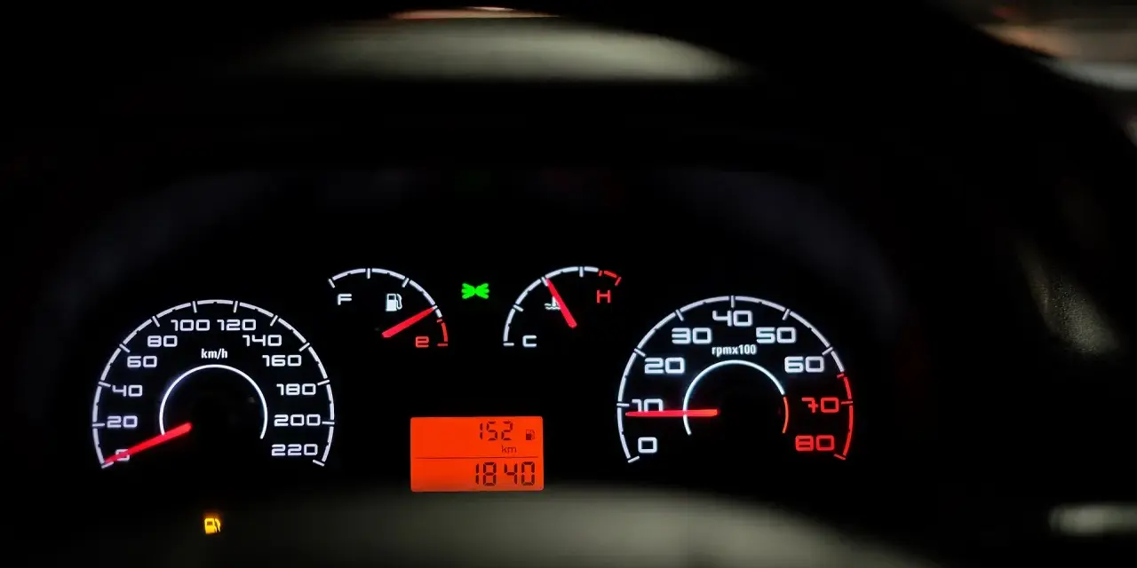 Tacho zeigt 152 km/h. Innerorts sind 50 km/h erlaubt. 21 kmh zu schnell innerorts – das wird teuer!