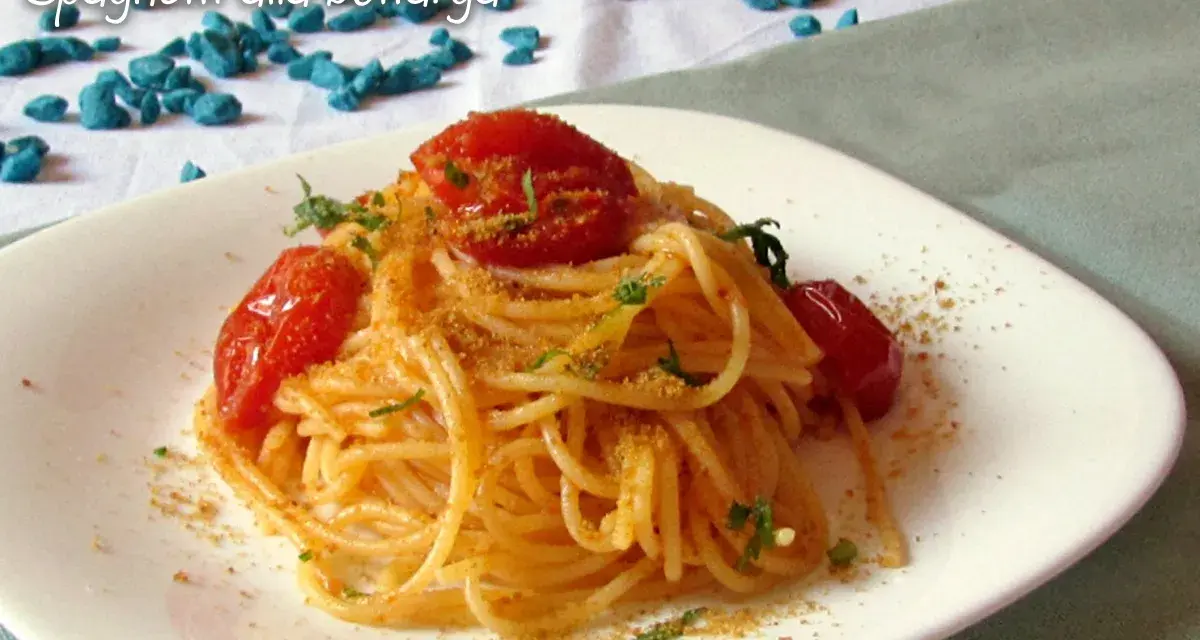 Spaghetti alla bottarga con pomodorini e prezzemolo, un piatto saporito e profumato.