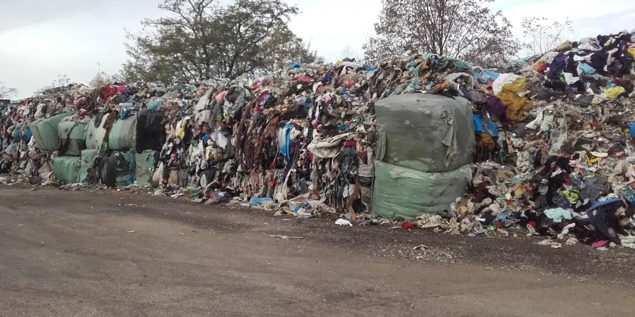 Góra śmieci, głównie ubrań, z zielonymi belami. Zastanawiasz się, ile rozkłada się metal w takim miejscu?
