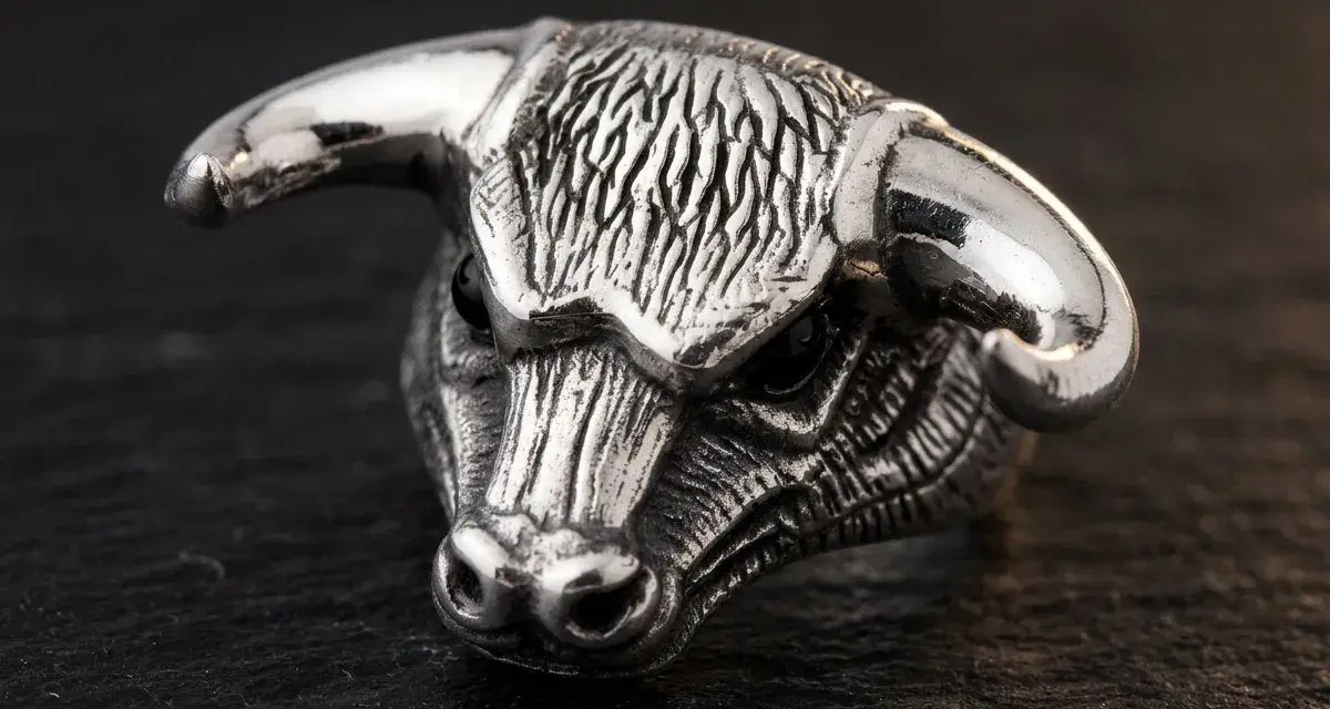 Srebrny pierścień z głową byka, symbolizujący jeden z ziemnych znaków zodiaku.