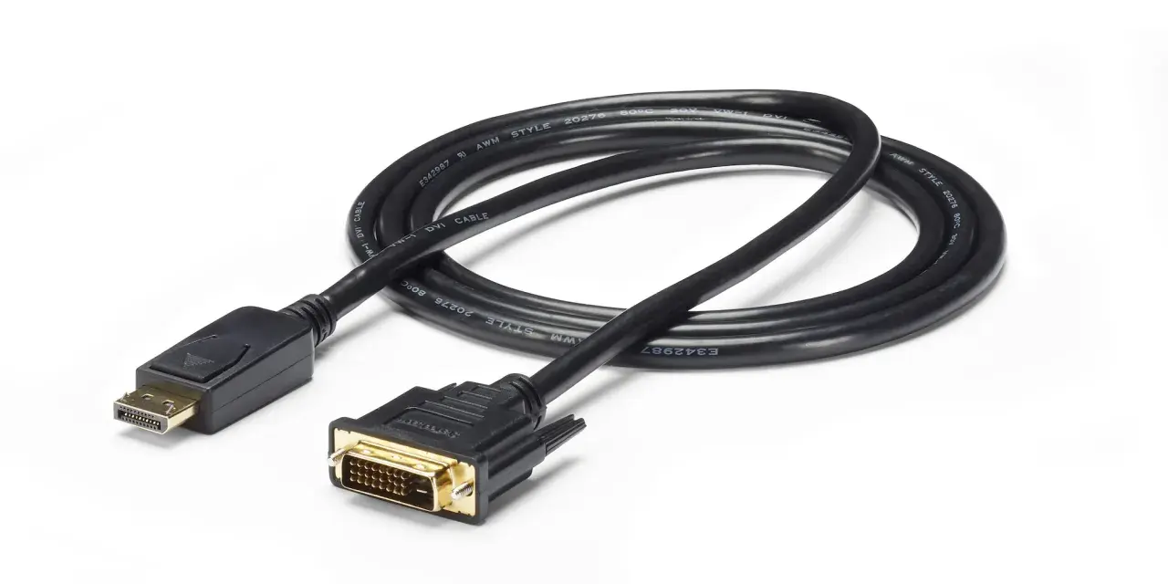 En svart kabel med en DisplayPort-kontakt i ena änden och en DVI-kontakt i den andra. En jämförelse av displayport vs dvi.