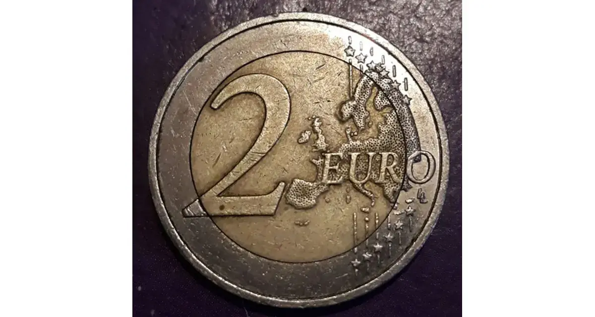 Une pièce de 2 euros, peut-être la plus rare, avec le chiffre 2 et la carte de l'Europe.