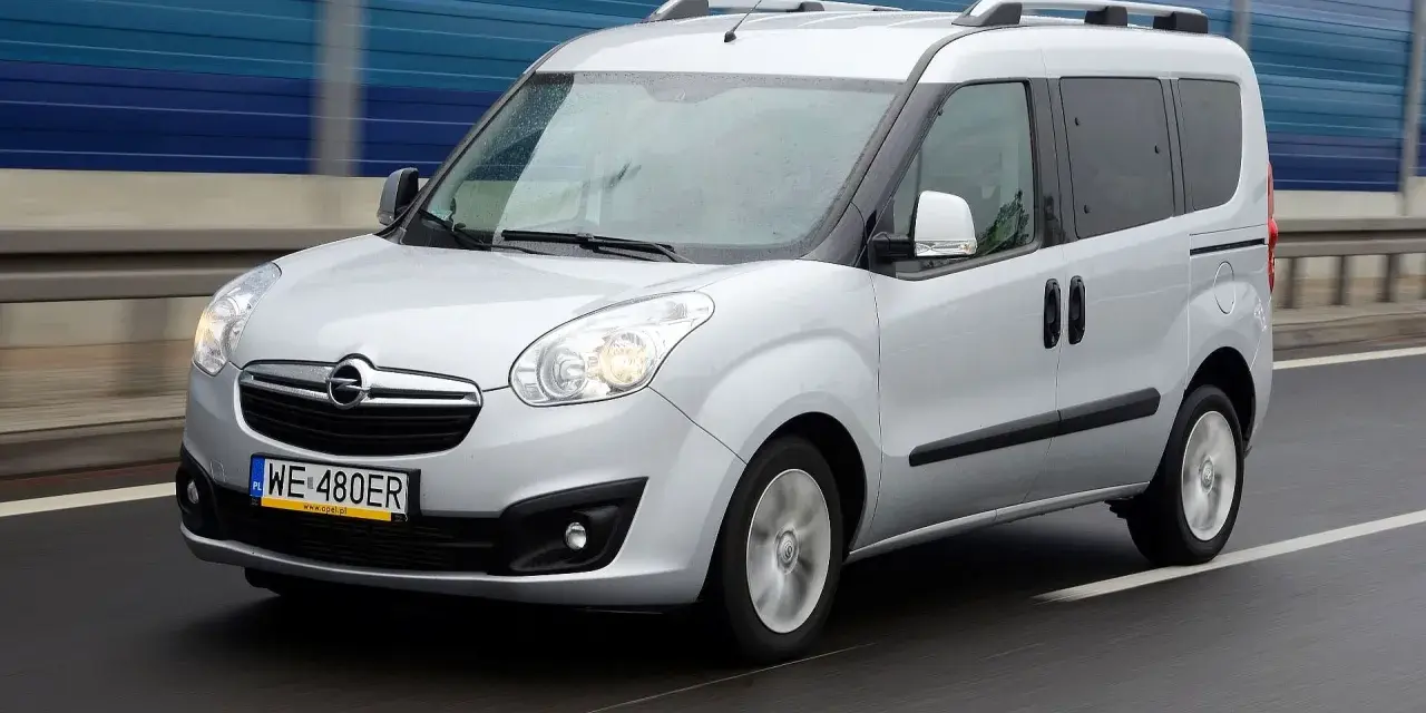 Srebrny Opel Combo 1.3 CDTI z bagażnikiem dachowym jedzie po autostradzie.