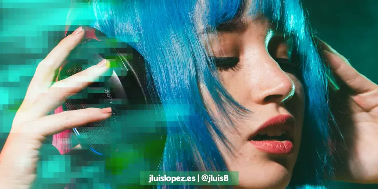 Chica con pelo azul y auriculares, inspirada por la música libre de derechos para videos gratis.