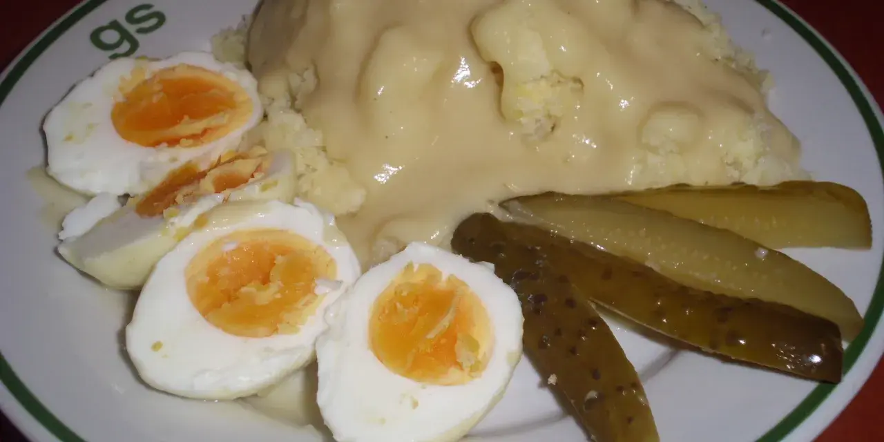 Jajka w sosie musztardowym z ziemniakami i ogórkami kiszonymi. Pyszne jajka w sosie musztardowym, idealne na obiad.