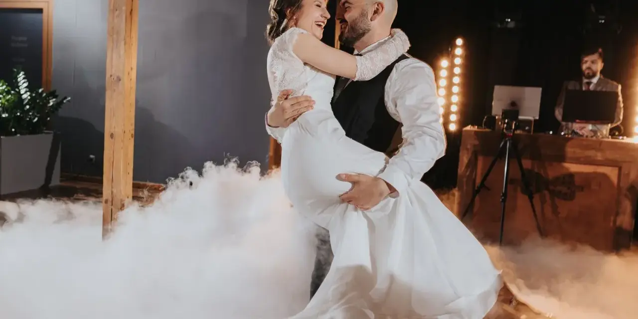 Para młoda tańczy w obłokach dymu, jakby słuchali wzruszających piosenek o miłości polskich. Ich radość jest zaraźliwa.