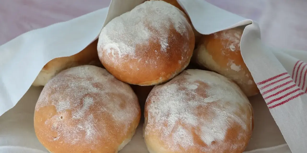 Nybakade frallor, perfekta för frukost eller fika. Här är ett enkelt frallor recept för hembakat bröd.