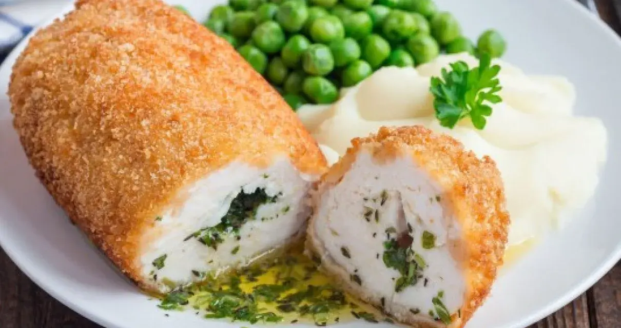 Kotlet de volaille z zielonym groszkiem i puree ziemniaczanym. Jedno z 50 pomysłów na obiad, które zachwycą każdego.