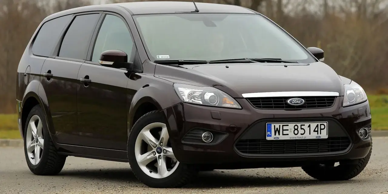 Brązowy Ford Focus MK2 kombi na drodze.