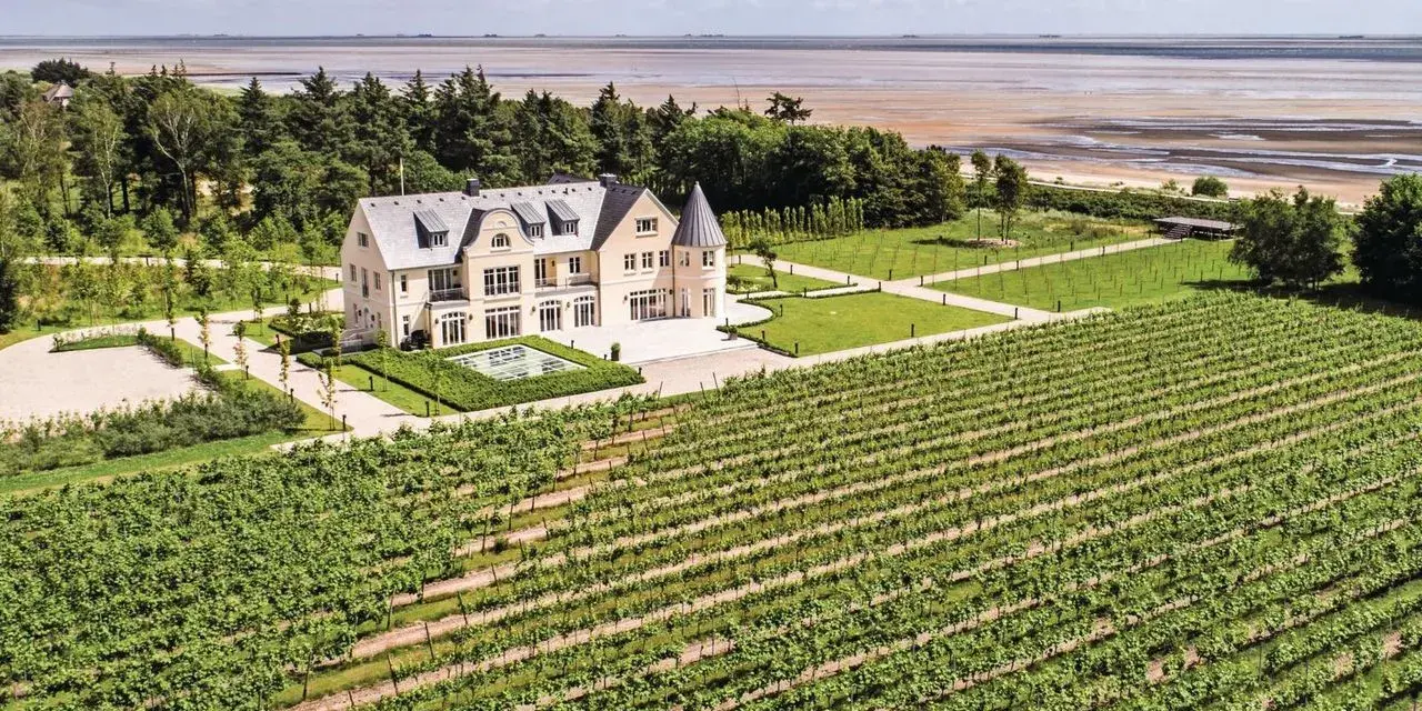 Prachtvolles Anwesen mit Weinbergen am Meer. Ein Weingut in Schleswig-Holstein, das Luxus und Natur vereint.