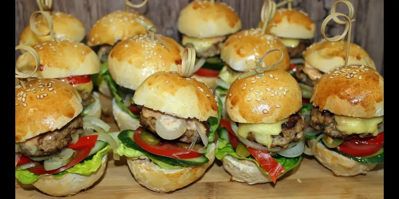 Mini hamburgery: przepis na idealne slidery, które zachwycą gości