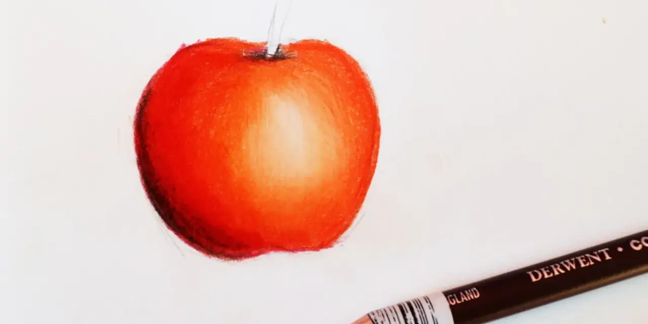 Czerwone jabłko z subtelnymi przejściami tonalnymi, pokazujące, jak cieniować kredkami. Obok leży kredka Derwent.