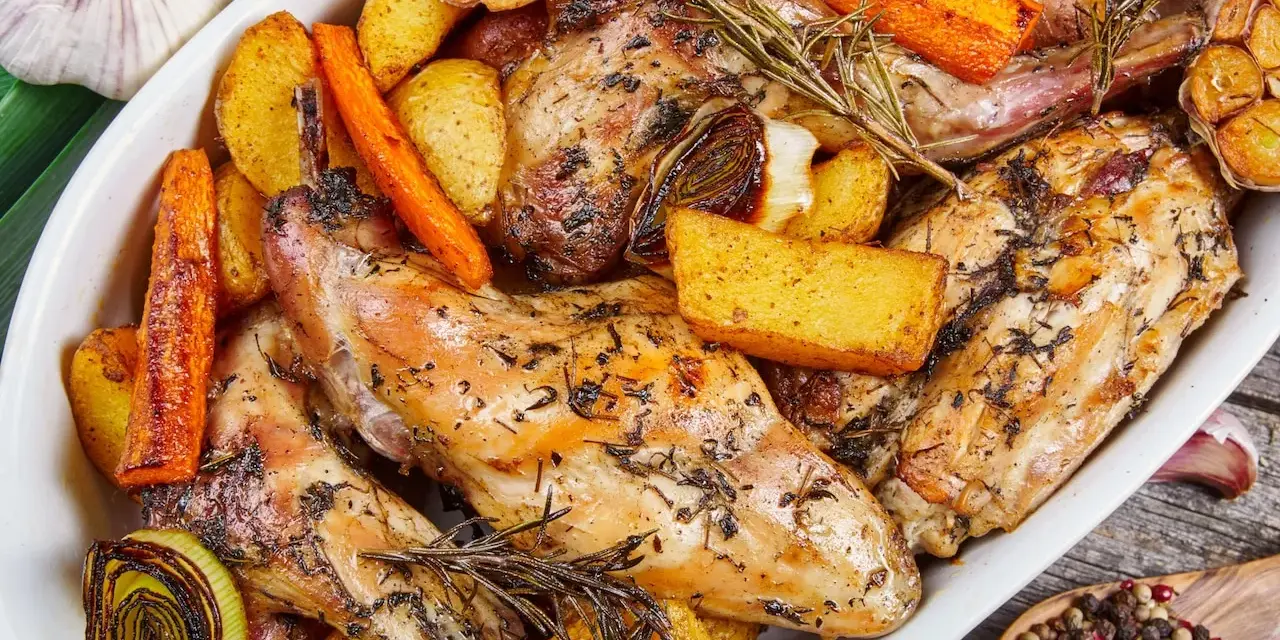 Pieczony królik z ziemniakami, marchewką i czosnkiem, doprawiony ziołami. Idealna marynata do królika pieczonego w piekarniku.