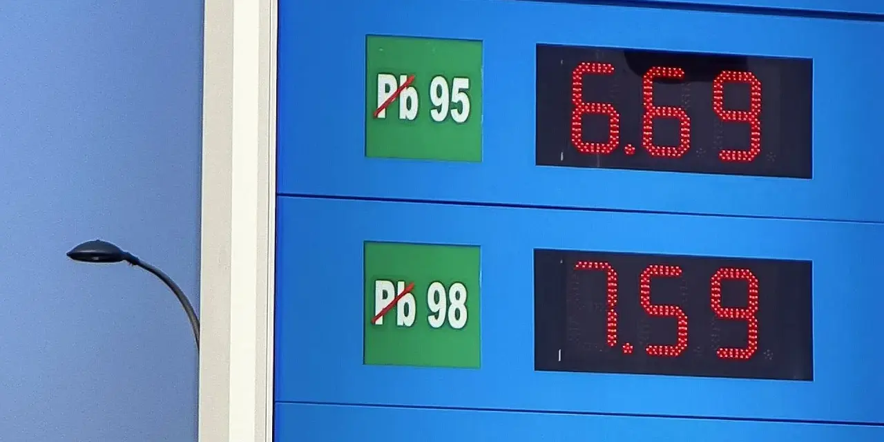 Cena benzyny 98 na tablicy to 7.59. Obok widnieje cena benzyny 95 za 6.69.