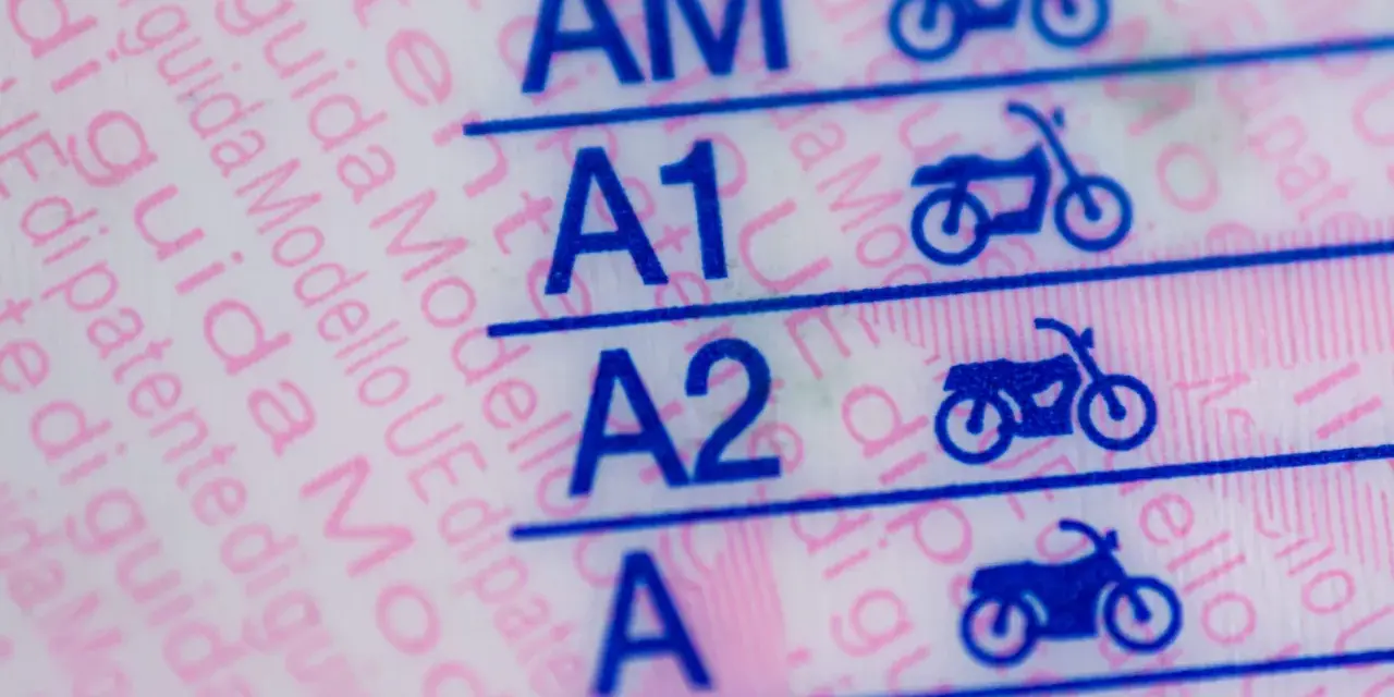 Patente di guida con categorie AM, A1, A2, A. Questo dimostra che gli autistici possono guidare, ottenendo la patente per veicoli a motore.