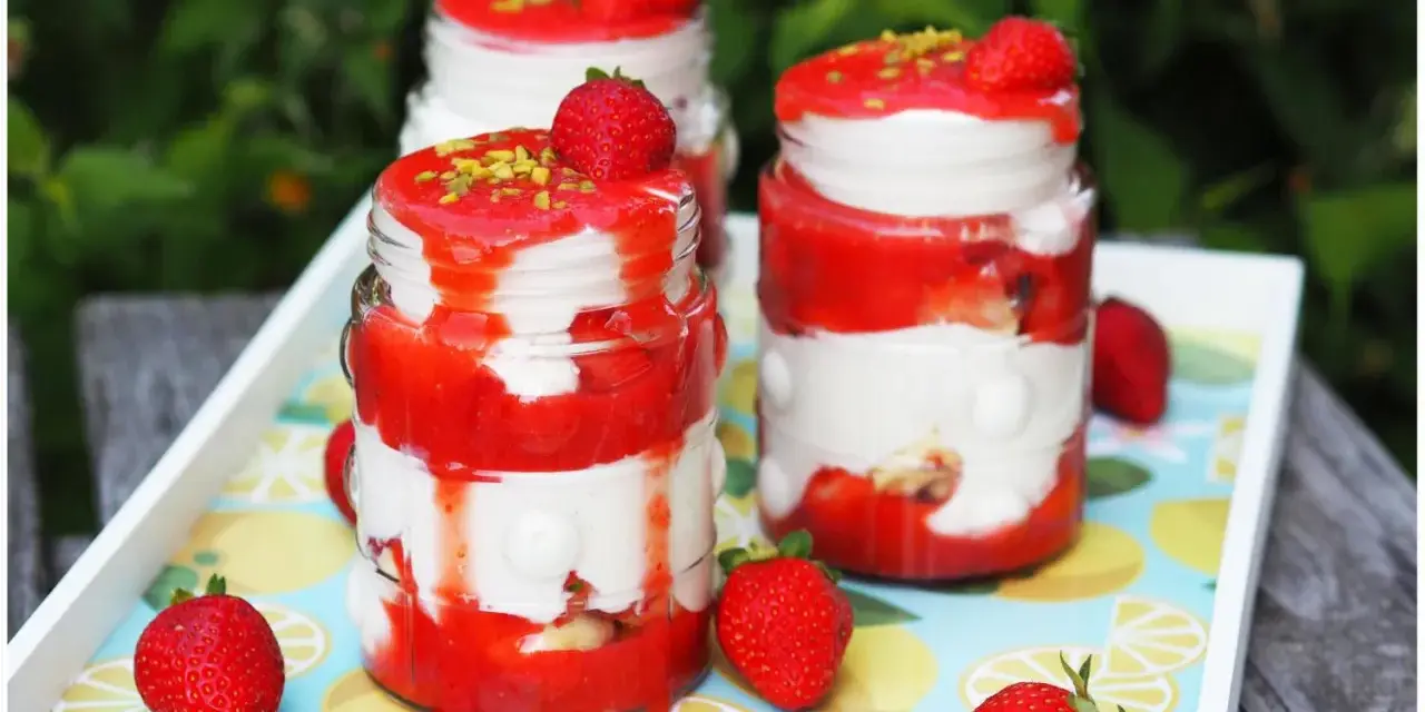 Erdbeer Tiramisu im Glas, geschichtet mit cremiger Mascarpone und frischen Erdbeeren, garniert mit Pistazien. Ein sommerlicher Genuss!