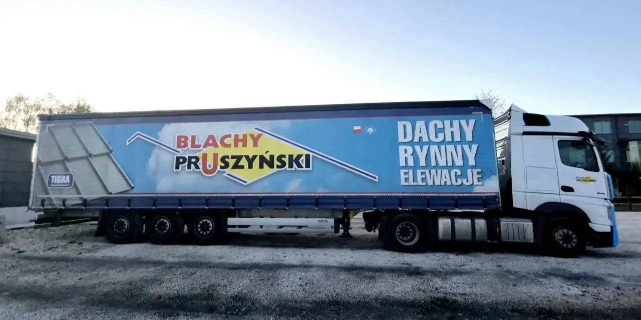 Dłużyca transportowa z naczepą marki Pruszyński, gotowa do przewozu blach dachowych i materiałów elewacyjnych.