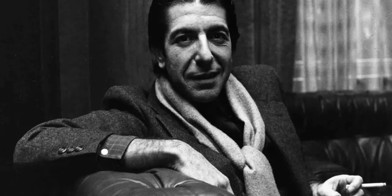Leonard Cohen, mit Schal und Zigarette, sitzt nachdenklich auf einem Ledersofa. Ein ikonisches Bild, das den Geist des Sängers einfängt.