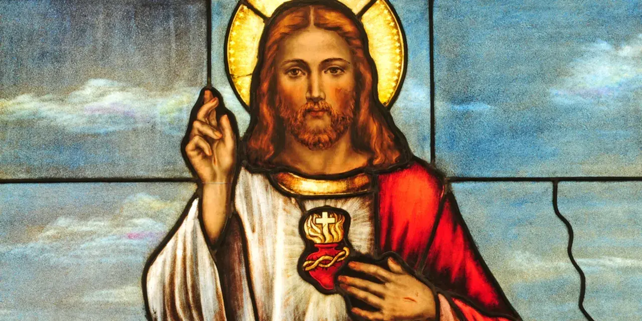 Witraż przedstawiający Jezusa z gorejącym Sercem, symbol głębokiej religii i miłości.