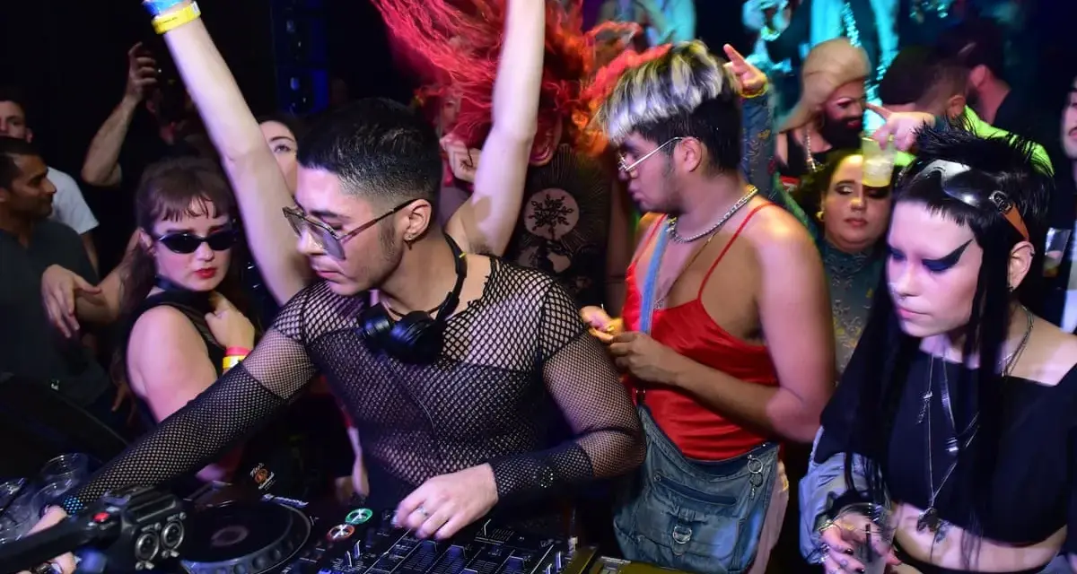 DJ w sieci, tłum szaleje. To jest boiler room co to za energia!