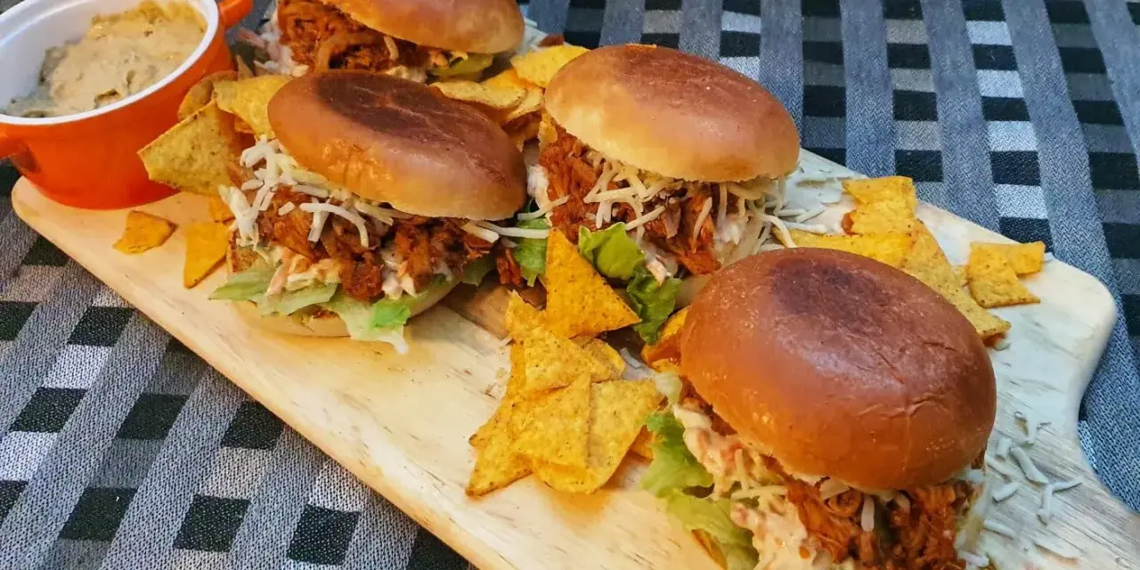 Fyra saftiga pulled pork-sliders med krispiga nachochips och en skål dipp. Perfekt för en mysig kväll med vin till pulled pork.