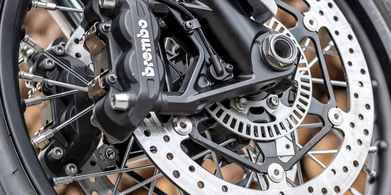 Dettaglio pinza Brembo e disco freno, pronto per cambiare pastiglie freni moto.