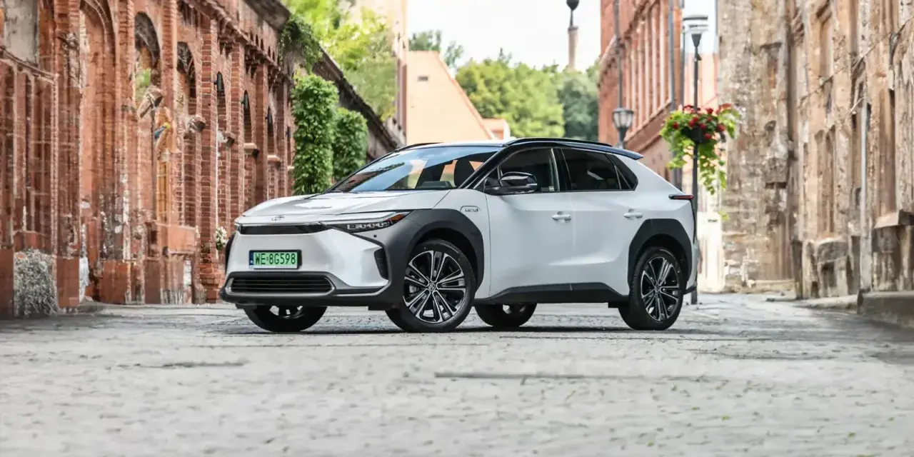 Ile przejedzie hybryda Toyoty? Zaskakujące zasięgi w trybie elektrycznym