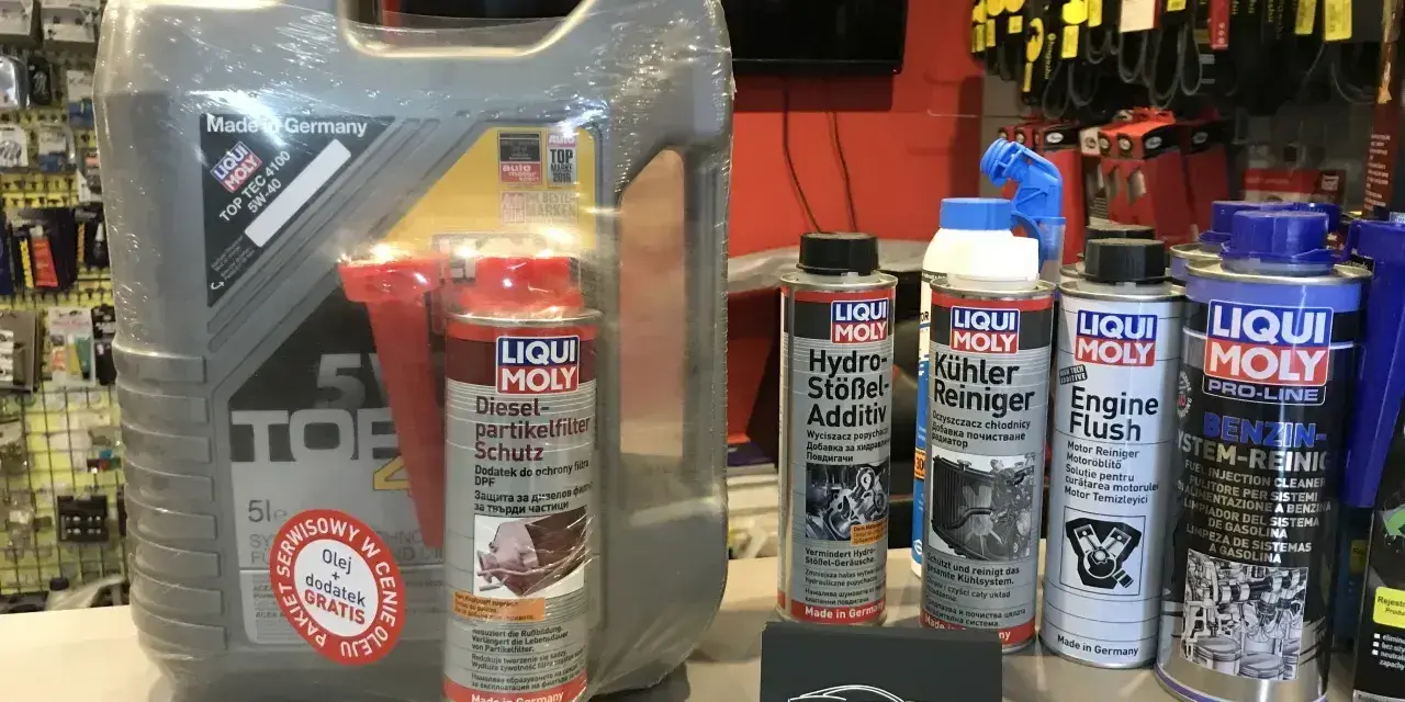 Duży kanister oleju Liqui Moly TOP TEC 4100 5W-40 z dodatkiem do filtra DPF. Obok różne preparaty, m.in. do czyszczenia układu paliwowego i chłodnicy.