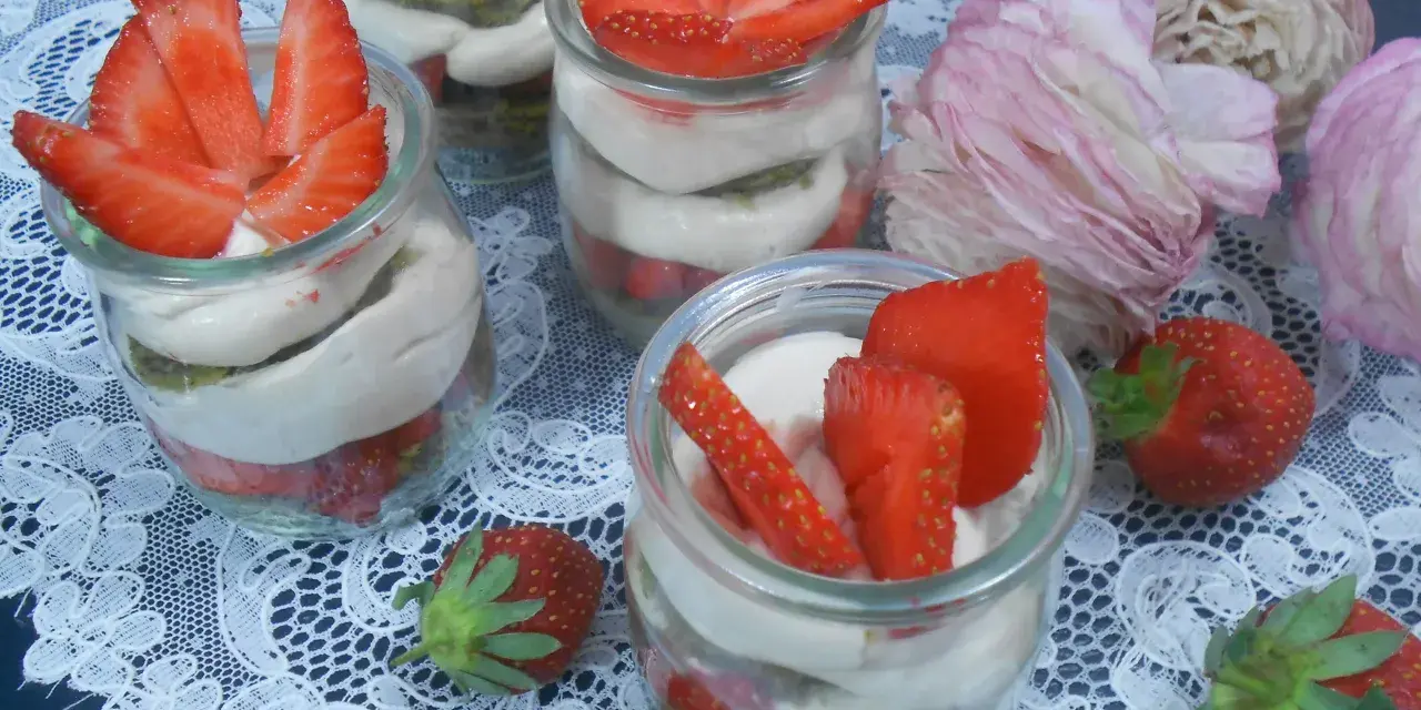 Délicieux tiramisu fraise en verrines, garni de fruits frais et de crème onctueuse. Une recette parfaite pour le dessert.